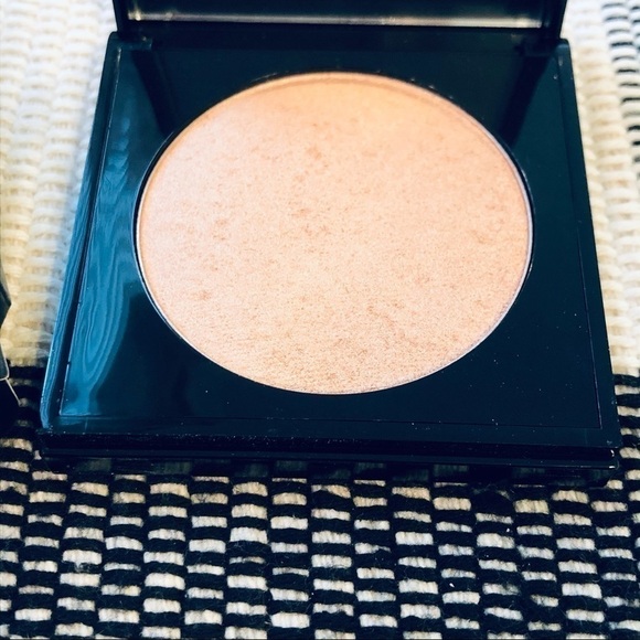 Laritzy Highlighter & Long Lasting Lipstick Bundle Set - Picture 4 of 9